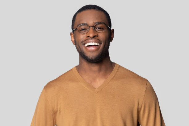 szczęśliwy uśmiechnięty afroamerykanin w swobodnym swetrze portret. - portrait studio zdjęcia i obrazy z banku zdjęć