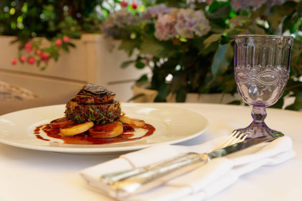 stek z polędwicy z foie gras i truflą - steak filet mignon elegance restaurant zdjęcia i obrazy z banku zdjęć