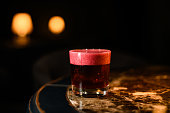 goldbrauner-cocktail-im-glas-mit-einem-g
