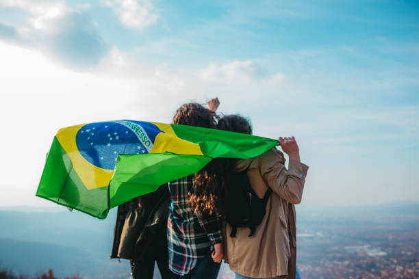 молодые девушки держат флаг бразилии - brazil serbia стоковые фото и изображения