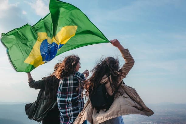 молодые девушки держат флаг бразилии - brazil serbia стоковые фото и изображения