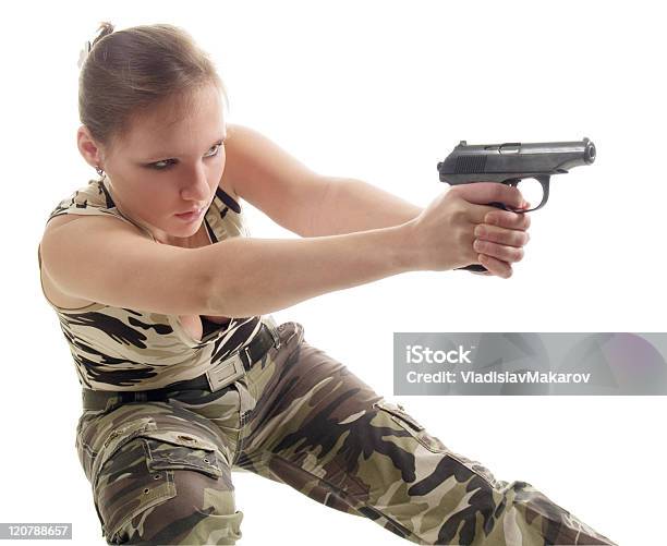 La Giovane Donna Con La Pistola - Fotografie stock e altre immagini di Accovacciarsi - Accovacciarsi, Adulto, Arma da fuoco