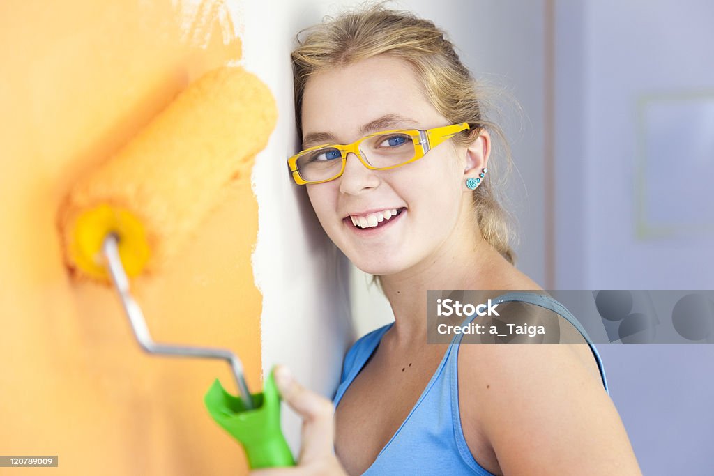 Heureuse jeune femme peinture d'un mur - Photo de Adolescent libre de droits