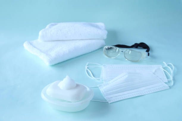 lunettes médicales et masque (prévention de l’infection) et remorquage du savon ane - towl photos et images de collection
