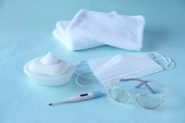 lunettes médicales et masque (prévention de l’infection) et thermomete ane towl ane savon - towl photos et images de collection