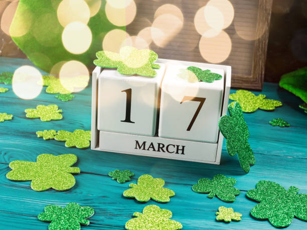 fecha del día de san patricio 17 de marzo en calendario de madera - st patricks day dog irish culture leprechaun fotografías e imágenes de stock