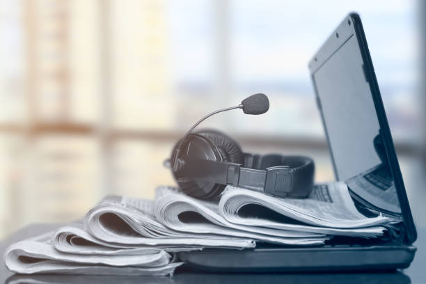 newspapers on the desktop in the office, media concept - pile of newspapers audio imagens e fotografias de stock