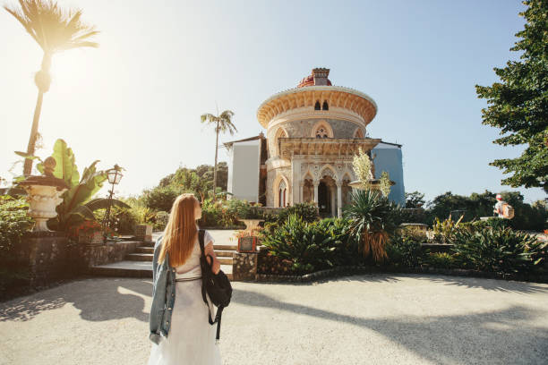 toeristenvrouw in sintra, portugal, monserrate paleis - sintra stockfoto's en -beelden