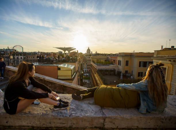 turyści i pejzaż rzymu o zachodzie słońca, kopułach i panoramie: najlepsze włochy - cupola people rome lazio zdjęcia i obrazy z banku zdjęć