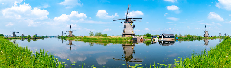 Panorama de los molinos de viento y la reflexión sobre el agua en Kinderdijk, Patrimonio de la Humanidad de la UNESCO en Rotterdam, Países Bajos photo