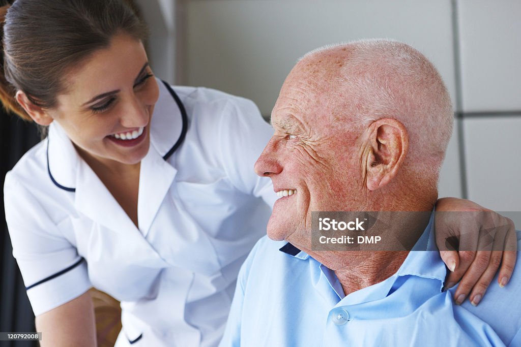 Idoso e o seu enfermeiro - Royalty-free 20-29 Anos Foto de stock