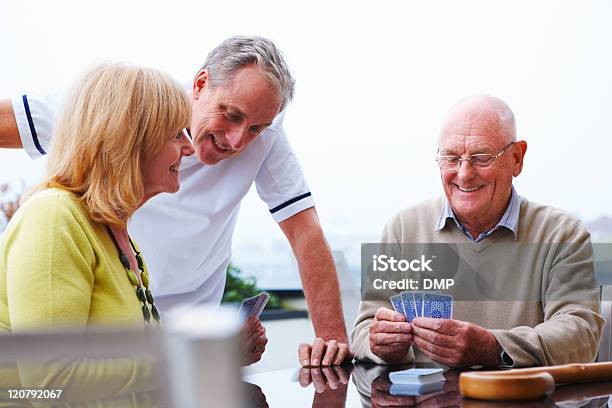 Ältere Paar Spielkarten Stockfoto und mehr Bilder von Kartenspiel - Kartenspiel, Männer über 40, Erwachsener über 40