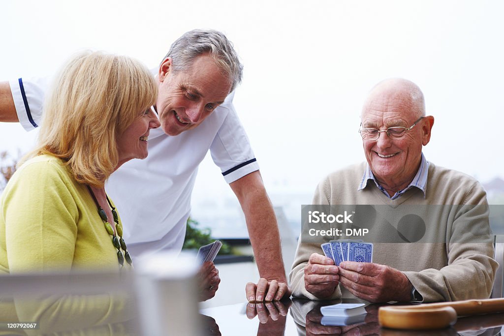 Starszy para gra w karty - Zbiór zdjęć royalty-free (Karty)