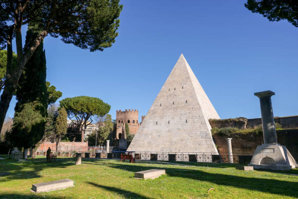 ローマのセスティウス・ピラミッドの庭園の眺め - marble geometric shape spirituality travel destinations ストックフォトと画像