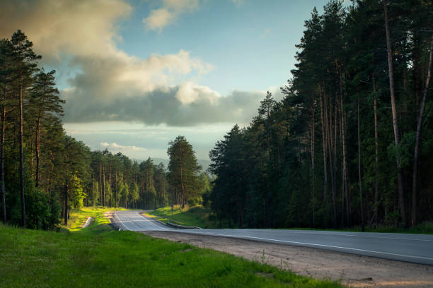 estrada de pista única sem qualquer tráfego ao pôr do sol - single lane road road sunset rural scene - fotografias e filmes do acervo