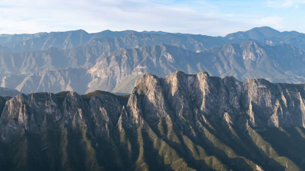 sierra madre oriental bergkette vom gipfel des chipinque bergins in monterrey, mexiko bei einem warmen sommersonnenaufgang - nuevo leon stock-fotos und bilder