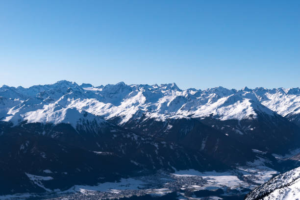 śnieżne alpejskie pasmo górskie w słoneczny dzień w tyrolu podczas zimowego poranka w innsbrucku, austria - sunny day mountain mountain range winter zdjęcia i obrazy z banku zdjęć