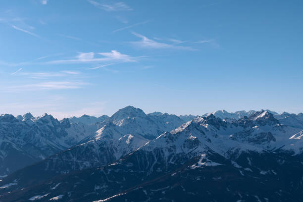 śnieżne alpejskie pasmo górskie w słoneczny dzień w tyrolu podczas zimowego poranka w innsbrucku, austria - sunny day mountain mountain range winter zdjęcia i obrazy z banku zdjęć