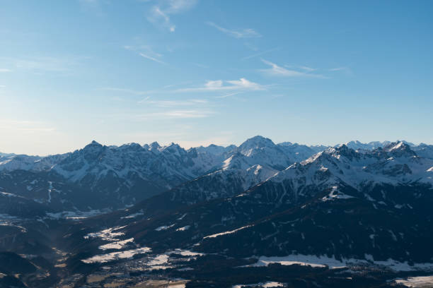 śnieżne alpejskie pasmo górskie w słoneczny dzień w tyrolu podczas zimowego poranka w innsbrucku, austria - sunny day mountain mountain range winter zdjęcia i obrazy z banku zdjęć