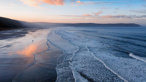 woolacombe strand und baggy point im morgengrauen - phi stock-fotos und bilder