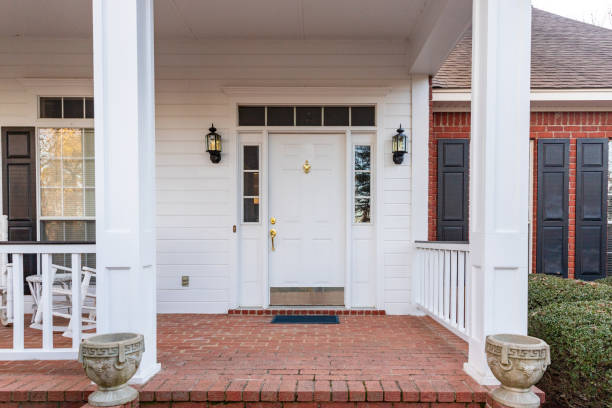 красивая входная дверь в загородный дом - front door стоковые фото и изображения