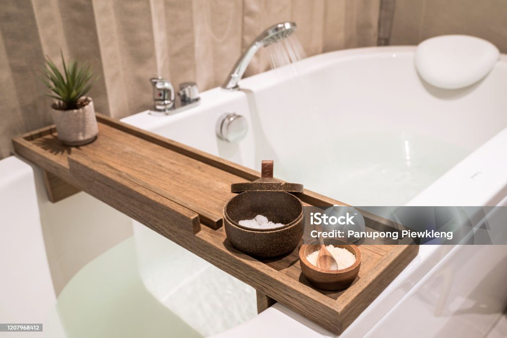 Bồn tắm gỗ phòng tắm: Bồn tắm gỗ không chỉ giúp bạn thư giãn mà còn mang đến vẻ đẹp tự nhiên và ấm áp cho không gian phòng tắm. Với chất liệu gỗ chắc chắn, sản phẩm này sẽ là lựa chọn hoàn hảo cho những ai yêu thích phòng tắm đầy nghệ thuật và chất lượng.