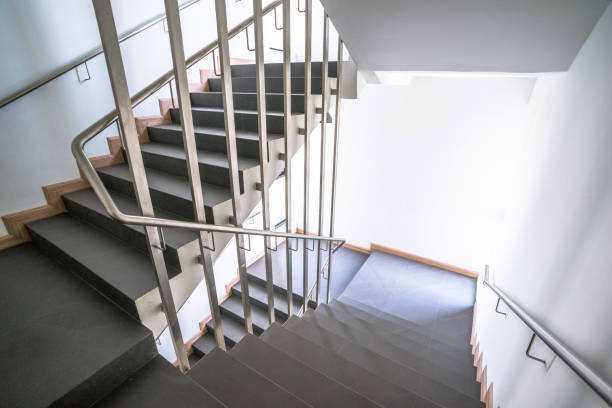 escadaria em um prédio moderno, escritórios, incêndio. - black ladder white staircase - fotografias e filmes do acervo