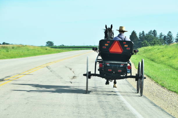 amish buggy sull'autostrada - slow moving vehicle sign foto e immagini stock