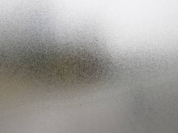 transparentes glas mit nebel auf und wasser fallen auf sie während der wintersaison. nahaufnahme von natürlichem schönheitseffekt. hintergrund- und tapetenkonzept. - crystals of frost stock-fotos und bilder