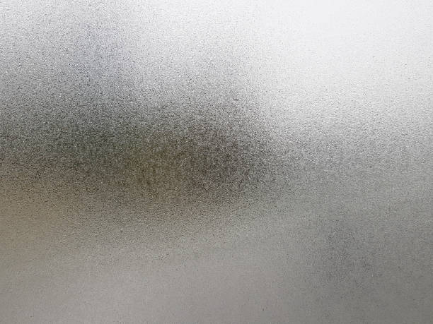 przezroczyste szkło z mgłą i kroplą wody w sezonie zimowym. zbliżenie efektu naturalnego piękna. tło i tapeta koncepcji. - drop water condensation glass zdjęcia i obrazy z banku zdjęć