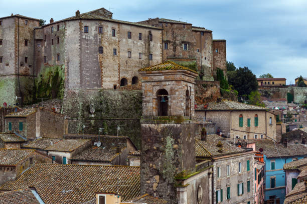 la ciudad tufa de sorano es una ciudad encantada - grosseto province fotografías e imágenes de stock