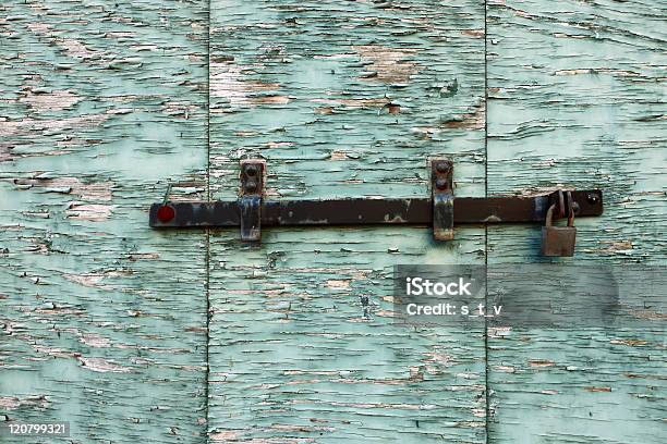 Fechado Descascado Obturador De Madeira - Fotografias de stock e mais imagens de Abandonado - Abandonado, Abstrato, Antigo