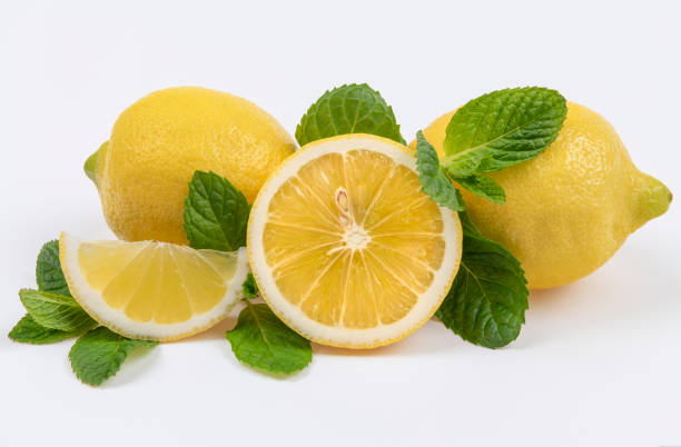 신선한 전체 노란색 레몬과 흰색 배경에 고립 된 녹색 민트와 그 조각 - mint tea tea peppermint mint 뉴스 사진 이미지