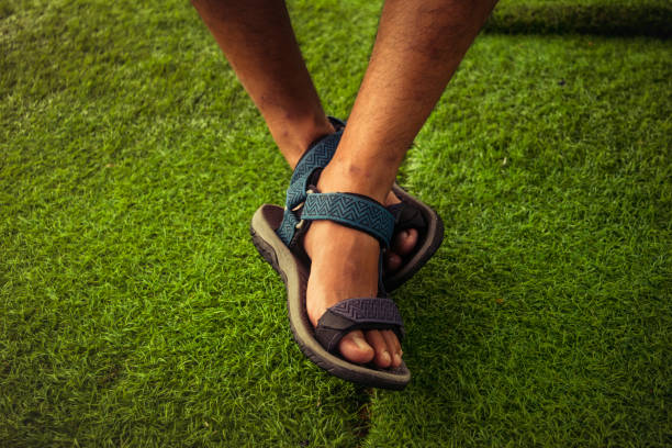 los pies de hombre con sandalias deportivas. enfoque selectivo - sandalia fotografías e imágenes de stock