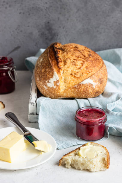 pão artesanal branco torrado com manteiga e geleia na mesa de pedra cinza claro. café da manhã simples. - healthy eating pasta flour food - fotografias e filmes do acervo