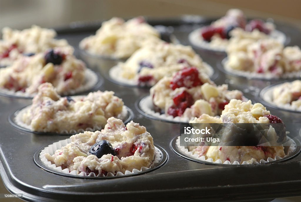 Muffin Körbchen mit Teig - Lizenzfrei Backen Stock-Foto