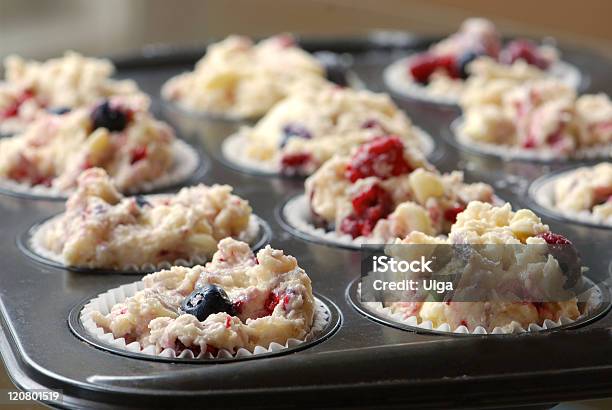 Muffin Körbchen Mit Teig Stockfoto und mehr Bilder von Backen - Backen, Beere - Obst, Blaubeermuffin