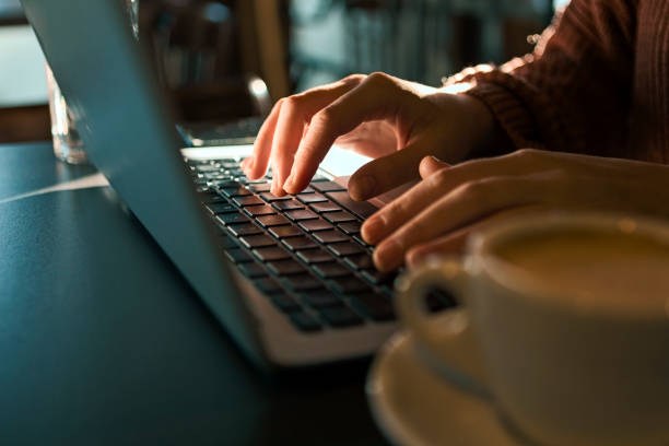 primo tempo per lavorare su laptop - shadow focus on shadow women sunset foto e immagini stock