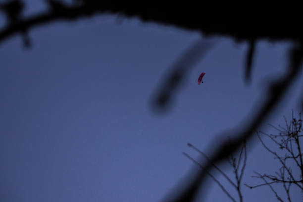 일몰 ��동안 착륙을 위해 들어오는 베이스 점퍼 - skydiving base jumping extreme sports mountain 뉴스 사진 이미지