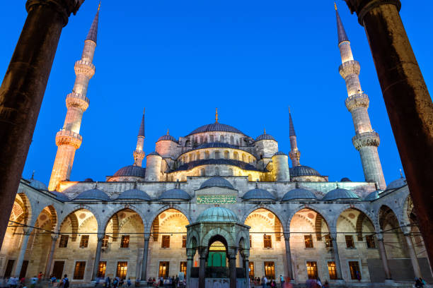 mezquita azul o sultanahmet camii por la noche, estambul, turquía. es un famoso monumento de estambul. hermosa arquitectura islámica de la antigua estambul. - worship place fotografías e imágenes de stock
