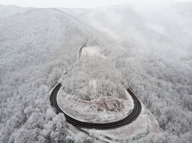 aerial view of winding north carolina mountain road in the snow - blue ridge mountains blue ridge parkway north carolina mountain imagens e fotografias de stock