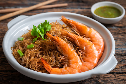 Baked prawn with vermicelli in white pot and spicy seafood sauce