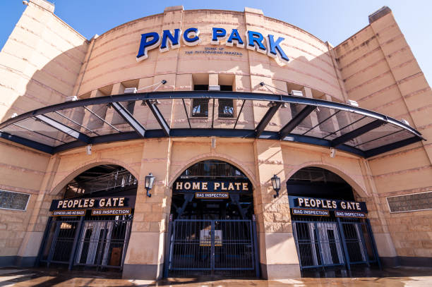 wejście płyty domu pnc park, gdzie pittsburgh pirates grać na północnej stronie miasta, pittsburgh, pensylwania, usa - pnc park zdjęcia i obrazy z banku zdjęć