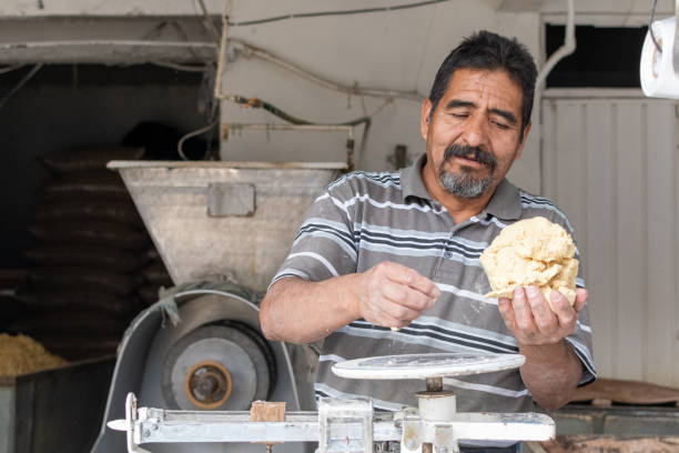 uomo che vende pasta in mulino nixtamal - vegies corn dinner crop foto e immagini stock