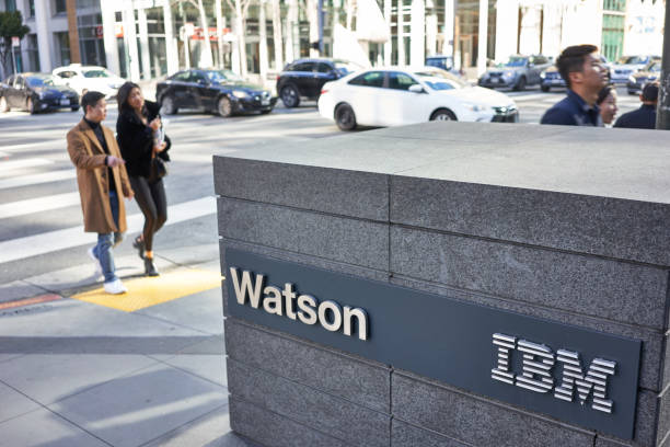 ibm watson - urban scene business sign large group of people - fotografias e filmes do acervo