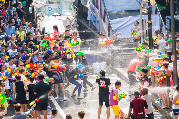 фестиваль сонгкран в силоме, бангкок, таиланд - silom стоковые фото и изображения