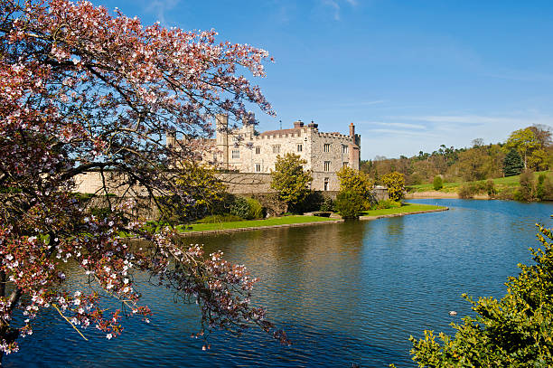 castelo de leeds, em kent - leeds castle imagens e fotografias de stock