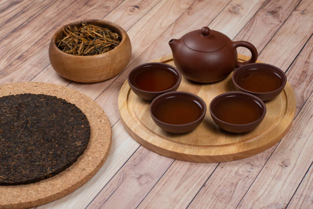중국 홍차와 슈 푸어 티를 곁들인 중국 차 세트 - chinese tea tea tea crop wood 뉴스 사진 이미지