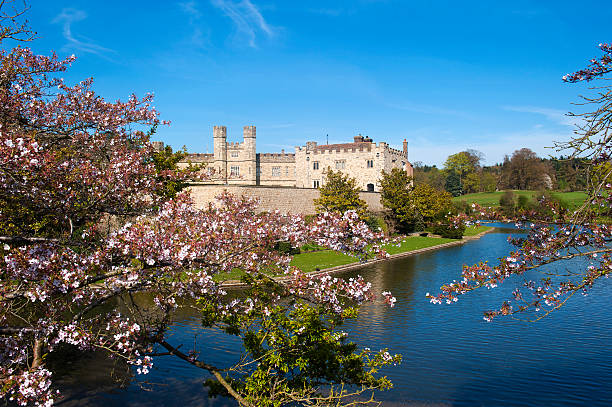 castelo de leeds, em kent - leeds castle imagens e fotografias de stock