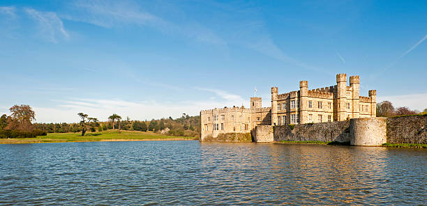 castelo de leeds, em kent - leeds castle imagens e fotografias de stock